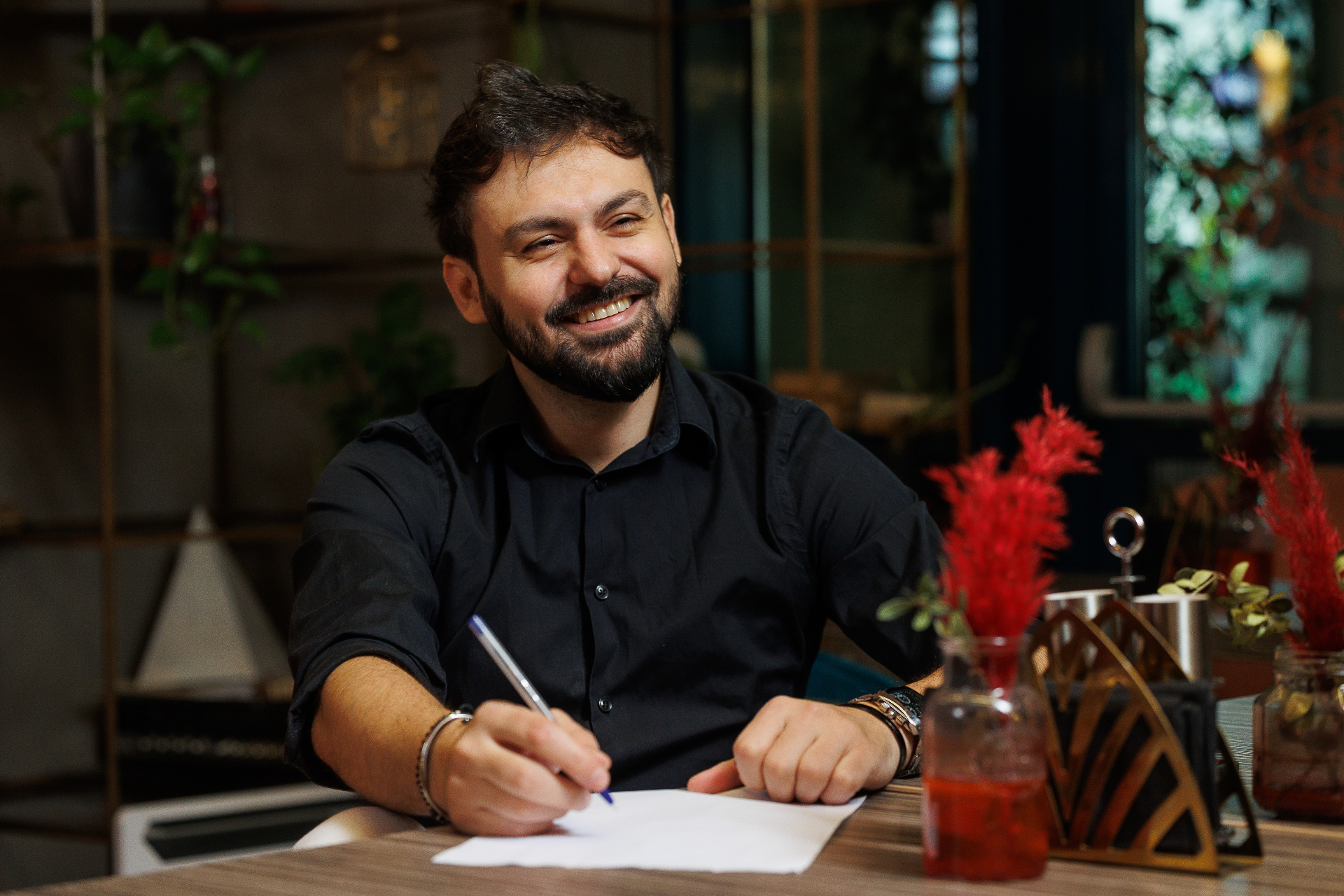 Alex Andrei zâmbind la o sesiune